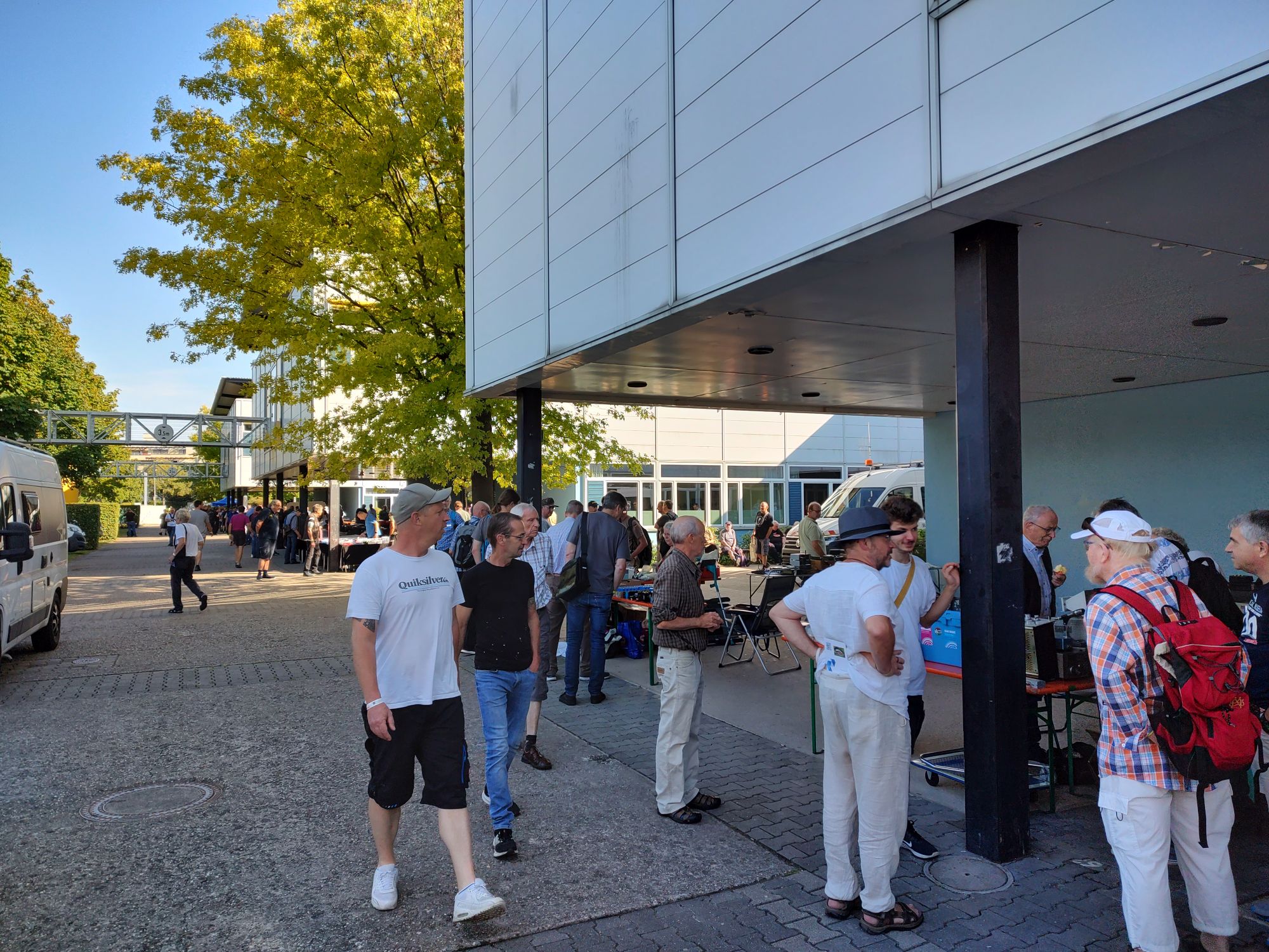 Kommerzielle Aussteller im Freigelände, überdacht